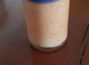 Una foto de Batido mix...🍍🍓🥝🍏🍒