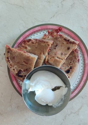 આલુ કેરોટ બીટરુટ પરાઠા (Aloo Carrot Betroot Paratha Recipe In Gujarati) રેસીપી મુખ્ય ફોટો
