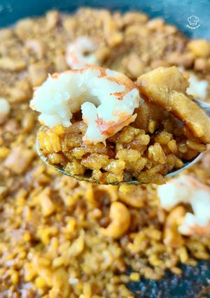 Una foto de Arroz con calamar y gambón
