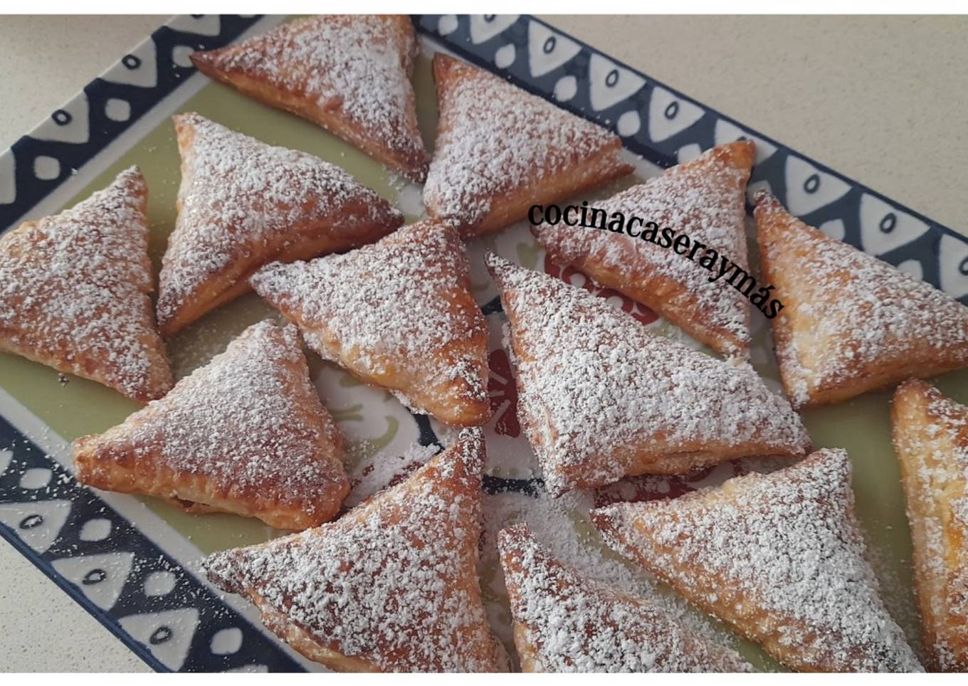 Triángulos de hojaldre con manzana