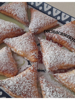 Una foto de Triángulos de hojaldre con manzana