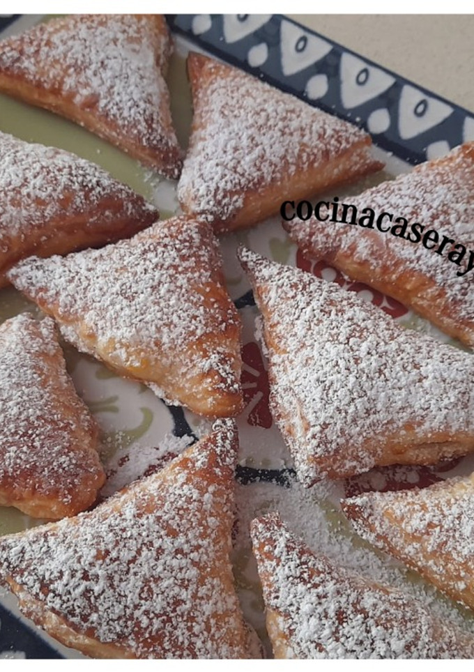 Una foto de Triángulos de hojaldre con manzana