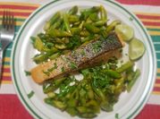 Una foto de salmon con esparragos