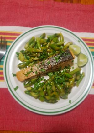Una foto de Salmón y espárragos con salsa de mantequilla y limón