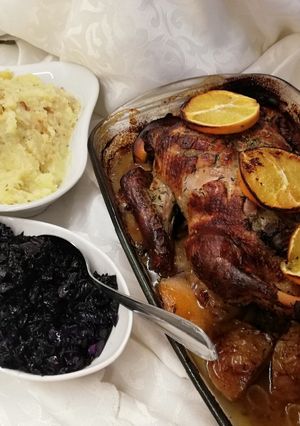 Narancsos kacsa lilakáposztával és hagymás burgonyával recept fotója