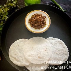 A picture of Pathiri (Rice flour Roti) with chana.