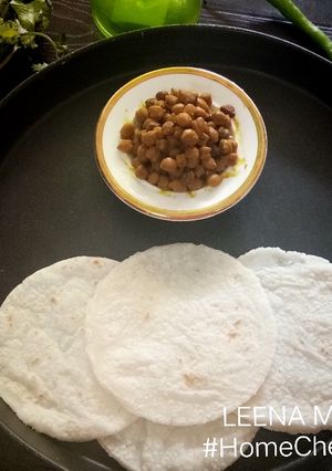 A picture of Pathiri (Rice flour Roti) with chana.