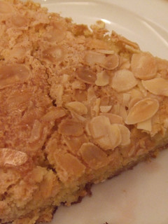 Una foto de Pastel crujiente de almendras