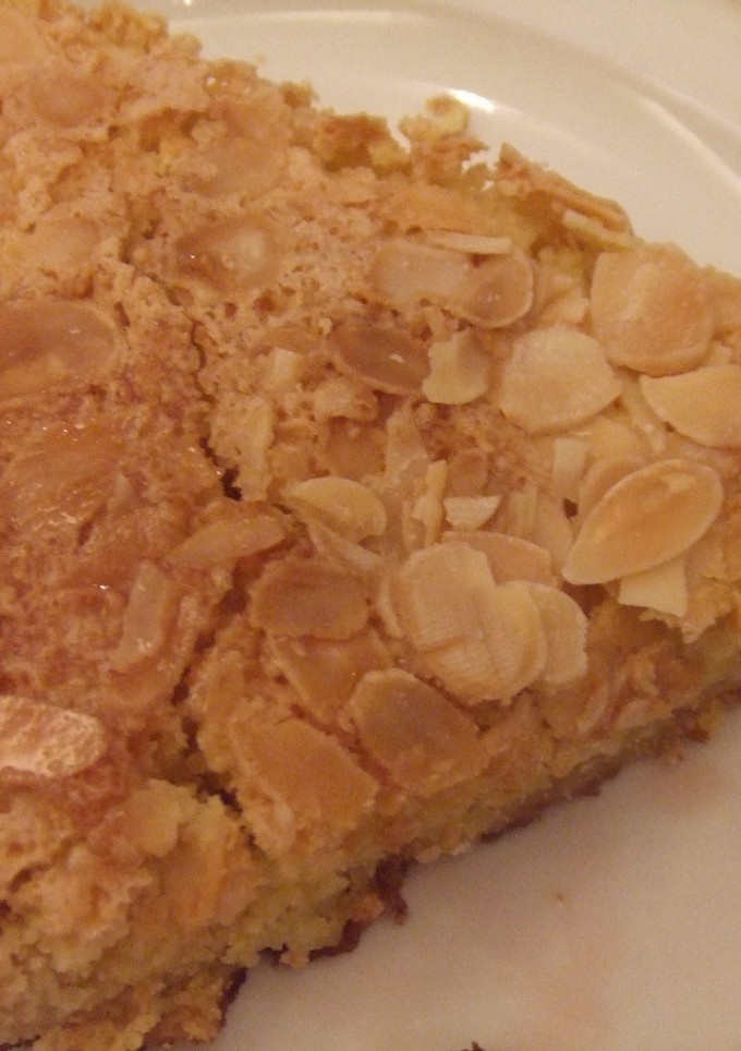Una foto de Pastel crujiente de almendras