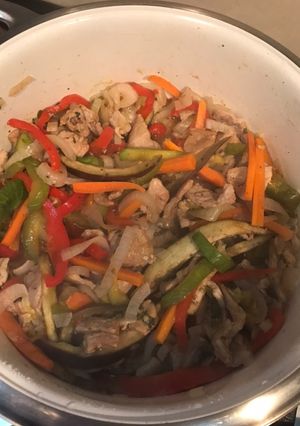 Una foto de Vegetales al wok con carne de cerdo