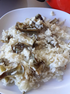 Una foto de Arroz con alcachofas y cebolla