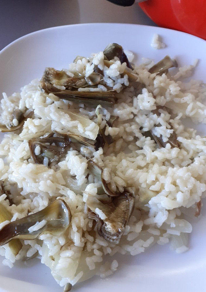 Una foto de Arroz con alcachofas y cebolla
