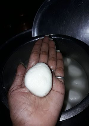 रसगुल्ला (rasgulla recipe in hindi) रेसिपी मुख्य फोटो