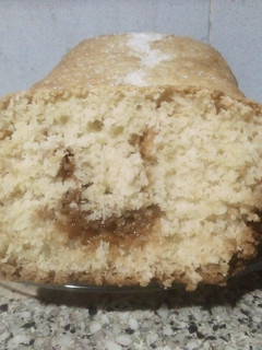 Una foto de Budín de Coco relleno con dulce de leche 🥥