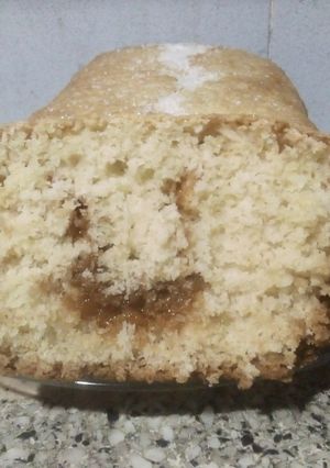 Una foto de Budín de Coco relleno con dulce de leche 🥥