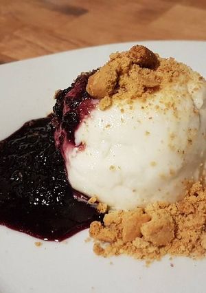 Foto principal de Panna cotta de leche de cabra con mermelada de moras y galleta