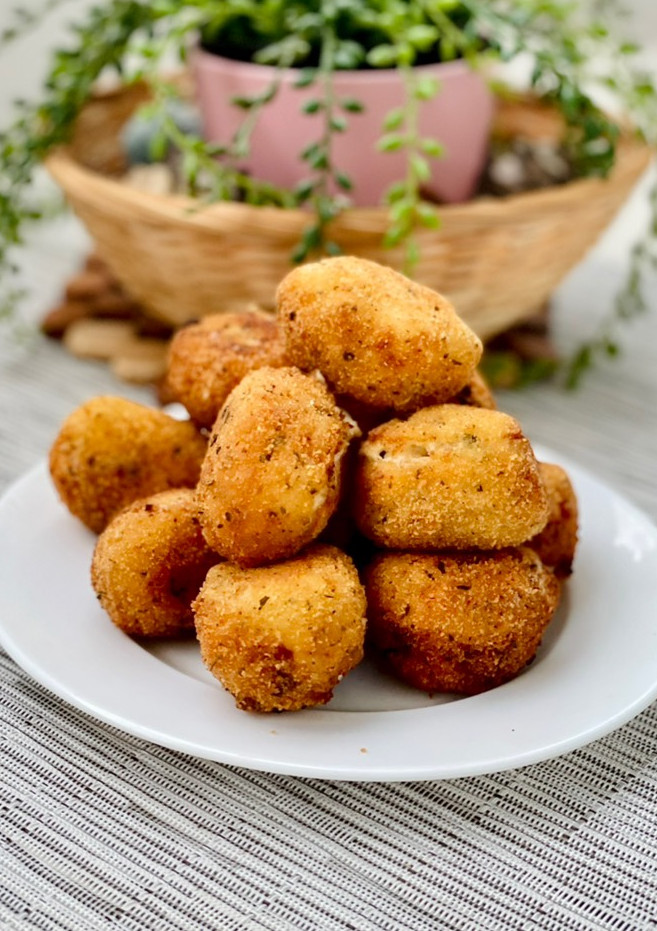 Una foto de Croquetas de pollo asado 🍗