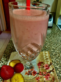 Una foto de Batido de fresa, yogurt y 🍌 banana