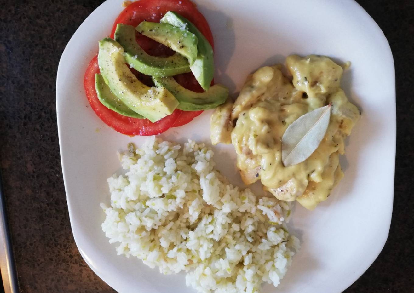 Pechuga miel mostaza y arroz verde