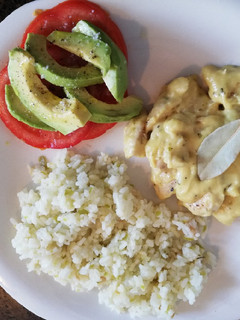 Una foto de Pechuga miel mostaza y arroz verde
