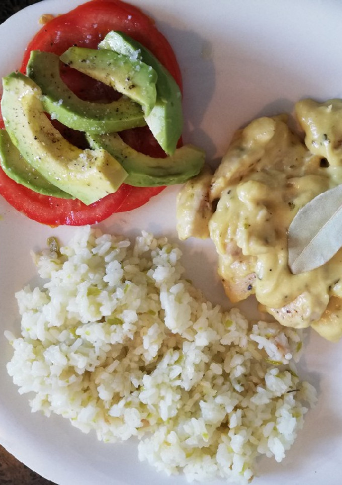 Una foto de Pechuga miel mostaza y arroz verde