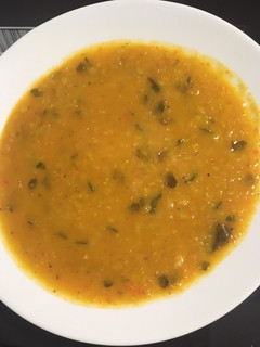 Una foto de Lentejas rojas con algas kombu y verduras