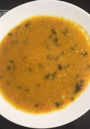 Una foto de Lentejas rojas con algas kombu y verduras
