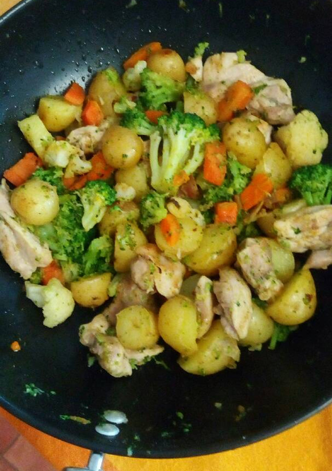 Una foto de Pollo con verduritas