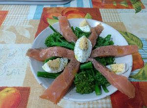 Una foto de Bimi con salmón ahumado y huevo duro