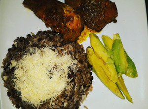 Una foto de Arroz de lentejas crujientes