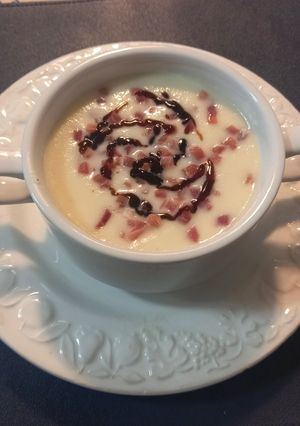 Una foto de 320. Crema fria de melón con jamón