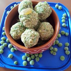 A picture of Matar ke laddu.