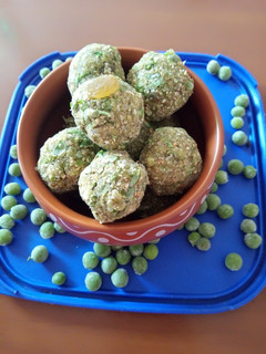 A picture of Matar ke laddu.