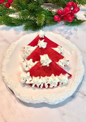 Una foto de Crepês con nata / Gorritos de Papá Noel - Adviento Cookpad Navidad