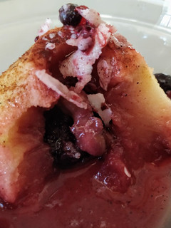Una foto de Manzana asada con frutos rojos y frutos secos