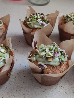 Una foto de Muffins de limón y pistacho