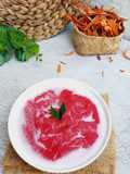 Bubur singkong dengan pewarna kayu secang