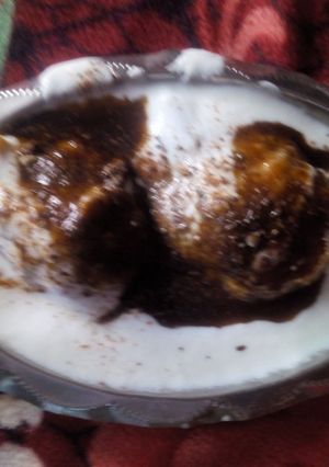 A picture of Dahi bhalle.
