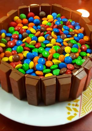 A picture of Kit kat chocolate cake.
