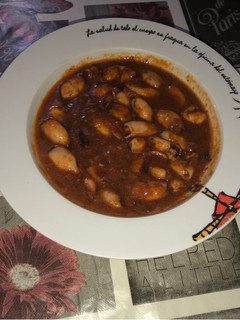 Una foto de Chipirones en salsa de cebolla y tomate