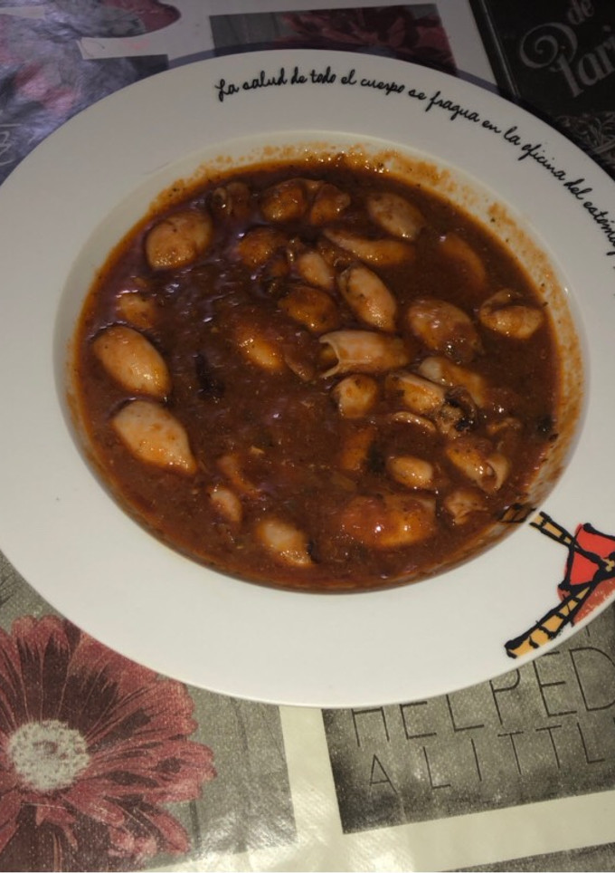 Una foto de Chipirones en salsa de cebolla y tomate