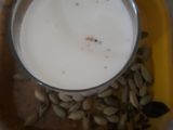 ઠંડું ઇલાયચી દૂધ (Chilled Elaichi Milk Recipe In Gujarati)