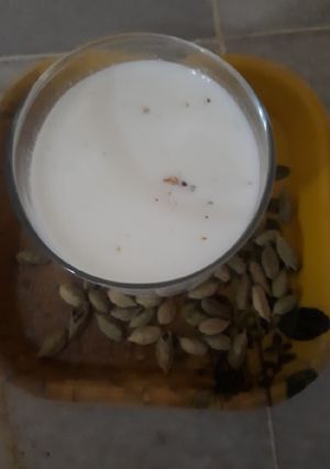 ઠંડું ઇલાયચી દૂધ (Chilled Elaichi Milk Recipe In Gujarati) રેસીપી મુખ્ય ફોટો