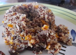 Una foto de Quinoa tricolor con zanahoria y shiitake