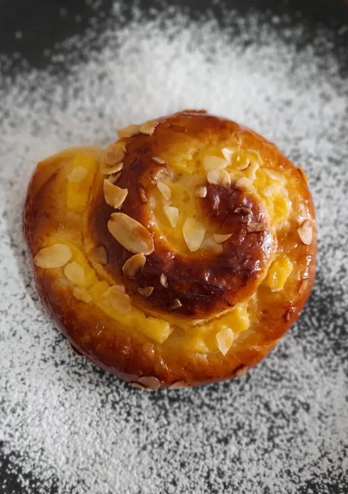 Una foto de Espirales de brioche y crema pastelera
