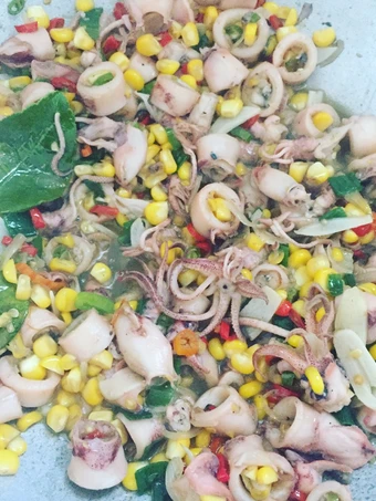 Langkah Mudah untuk Membikin Resep  Tumis cumi asin jagung manis yang Enak Banget, Lezat