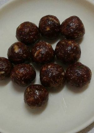 A picture of Kajur laddus.