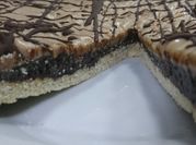 Una foto de sirope de chocolate blanco