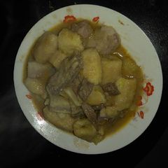A picture of Matoke with beef and arrowroot.