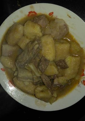 A picture of Matoke with beef and arrowroot.